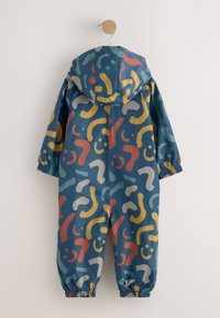 Farverig regntøj til børn med en blå baggrund og abstrakte mønstre i rød, gul og grøn. Inkluderer hætte og elastiske manchetter.