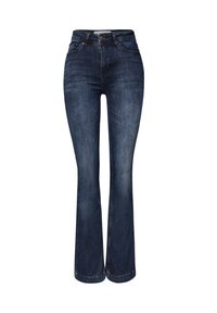 Vaqueros de mezclilla azul oscuro acampanados con cintura alta, cinco bolsillos y costuras en contraste. Textura suave con ligero desgaste en los muslos.