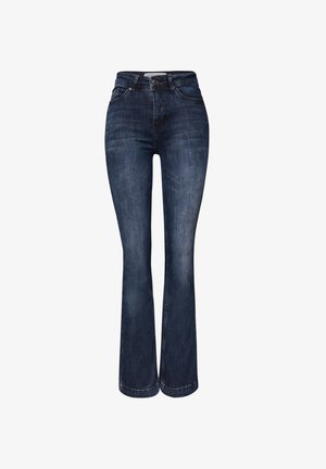 Vaqueros de mezclilla azul oscuro acampanados con cintura alta, cinco bolsillos y costuras en contraste. Textura suave con ligero desgaste en los muslos.