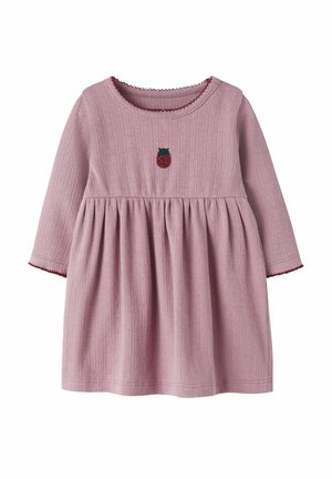 Robe bébé rose à manches longues avec texture côtelée et petite coccinelle rouge et noire brodée sur la poitrine.