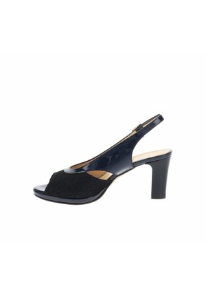 Scarpa nera con tacco alto, punta aperta e cinturino posteriore, parte anteriore in tessuto, tomaia in pelle lucida e cinturino regolabile alla caviglia.