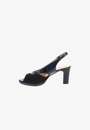 Scarpa nera con tacco alto, punta aperta e cinturino posteriore, parte anteriore in tessuto, tomaia in pelle lucida e cinturino regolabile alla caviglia.