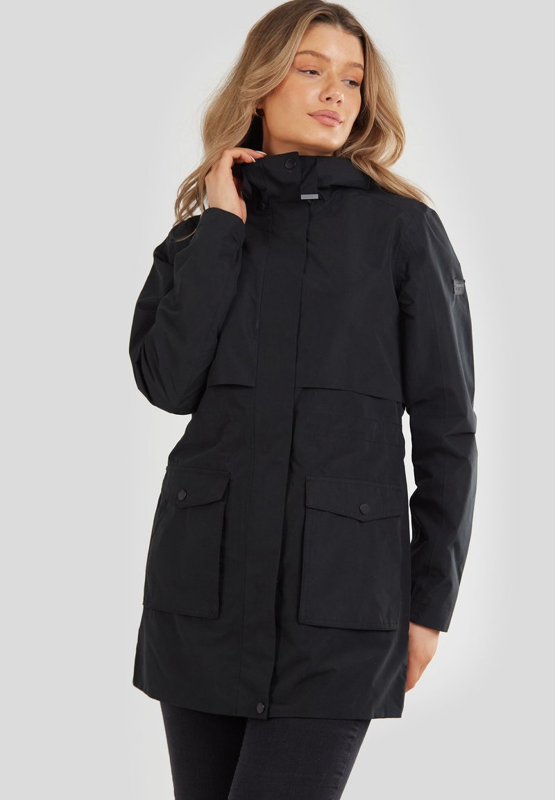 Parka impermeable negra con cuello alto, bolsillos frontales y botones a presión. Textura suave y corte ajustado, adecuado para su uso al aire libre.