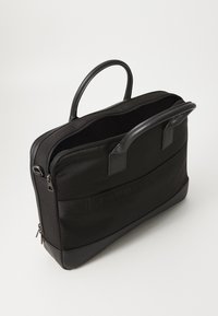 Schwarze Laptoptasche mit Reißverschlussöffnung, doppelten Griffen, strukturiertem Stoff und glattem Lederboden mit Markendetails.