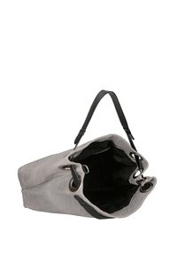 Borsa grigia tessuta con manici in pelle nera, apertura superiore, dettagli in metallo argentato e un motivo testurizzato sulla parte esterna.