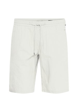 Pantaloni corti grigi chiari realizzati in un tessuto testurizzato, dotati di una cintura elastica con cordoncino e tasche laterali. Semplice cucitura decorativa.