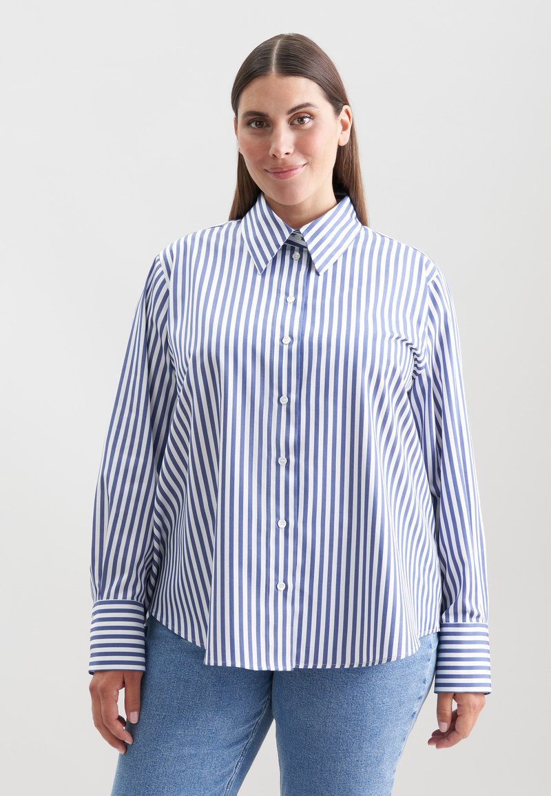 Blau-weiß gestreiftes Button-Up-Hemd mit einem Kentkragen und langen Ärmeln, das auffällige horizontale Streifen und Ärmelabschlüsse aufweist.