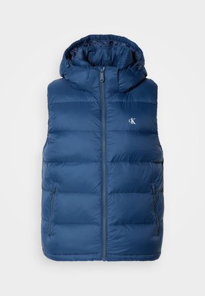 Námornícky modrý puff vest s kapucňou so zipsom vpredu, dvoma bočnými vreckami a logom na hrudi. Hladká textúra a prešívaný dizajn.