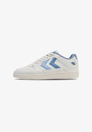 Witte lage sneaker met blauwe chevronstrepen, een blauwe gewatteerde kraag, witte veters en de tekst "ST. POWER PLAY" aan de hielzijde.