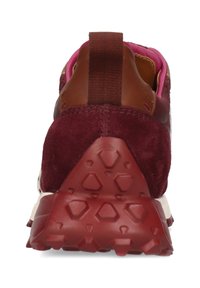 Bordeauxfarbene Wildleder-Sneaker mit einem braunen Lederabsatz, pinkem Futter und einer strukturierten roten Gummisohle mit einem facettierten Profilmuster.