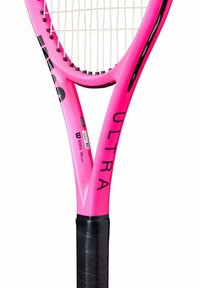 Roze tennisracket met een lichtgewicht frame, gestructureerde zwarte grip en prominente "ULTRA" branding op de steel, met een bespannen kop.