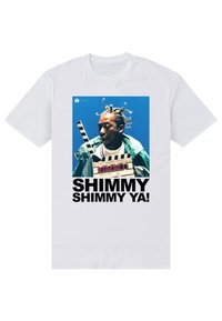 Bílé bavlněné tričko s fotografickým potiskem postavy s pletenými vlasy, která drží klapku. Tučným písmem je napsáno "SHIMMY SHIMMY YA!"