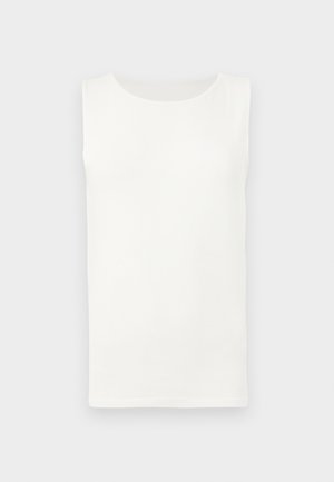 Ærmeløs hvid top med rund hals og lige kant, vist fladt mod en lys grå baggrund.