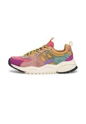 Sneaker sportiva multicolore con suola bianca spessa e testurizzata, pannelli in suede viola, rosa, verde e beige, lacci gialli e linguette arancioni.