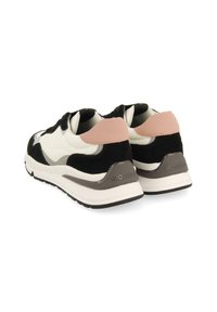 Zapatillas en blanco y negro con acentos en rosa, materiales de ante y cuero, cuello acolchado y suela de goma con el logo de la marca en el talón.