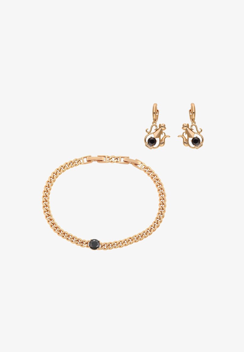 Złota bransoletka na łańcuszku z pojedynczym czarnym kamieniem oraz pasujące złote kolczyki w kształcie kota z czarnymi kamieniami.