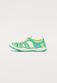 Aqua og limegrønn sandal med pustende stoff, åpne sider, justerbare snøringer og teksturert gummisåle. Egnet for utendørsaktiviteter.