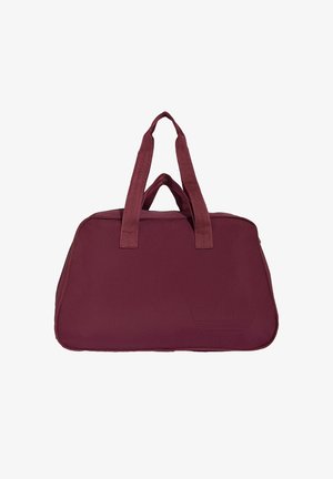 Tummanpunainen suorakaiteen muotoinen duffel-laukku, jossa on kaksinkertaiset kahvat ja hillitty logo edessä, suunniteltu henkilökohtaisten tavaroiden kantamiseen matkoilla tai urheilussa.