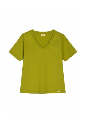 Zielona koszulka z krótkim rękawem i dekoltem w serek, z małą metką marki na dolnym brzegu, na białym tle.