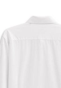 Weißes Hemd mit strukturiertem Stoff. Verfügt über eine Rückenpasse und dezentem Branding in der Nähe des Kragens. Sauberes, minimalistisches Design.