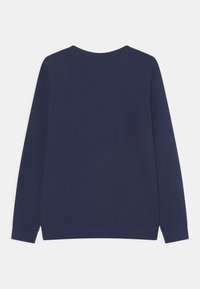 Sudadera azul marino, mangas largas, cuello redondo, fabricada con tela suave con puños y dobladillo acanalados. Diseño sencillo de color sólido.