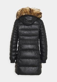 Schwarzer Puffer-Mantel mit einer Kapuze aus Kunstfell, ausgestattet mit gesteppten Abschnitten, Rippbündchen und einem mittellangen Design. Glatte Textur, eleganter Finish.
