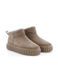 Bottines en suède beige avec une doublure chaude et moelleuse, présentant un détail tressé sur le côté et une semelle en caoutchouc épaisse et striée.