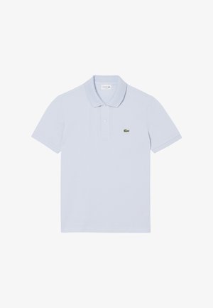 Polo azul claro de algodón, con cuello clásico, mangas cortas y un logo de cocodrilo verde bordado en el pecho izquierdo.