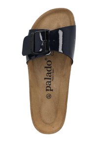 Infradito in vernice blu navy con un ampio cinturino, fibbia metallica regolabile e soletta imbottita color beige. Presenta il marchio stampato all'interno.