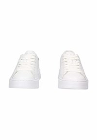 Sneakers bianche con tomaia in pelle liscia, punta rotonda e suola in gomma piatta. Presentano lacci bianchi piatti e minimi accenti neri sul tallone.
