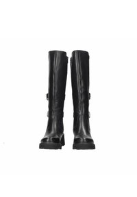 Botas altas de cuero negro con una textura suave. Presentan dos acentos de hebilla a los lados y una suela de goma chunky para mayor estabilidad.