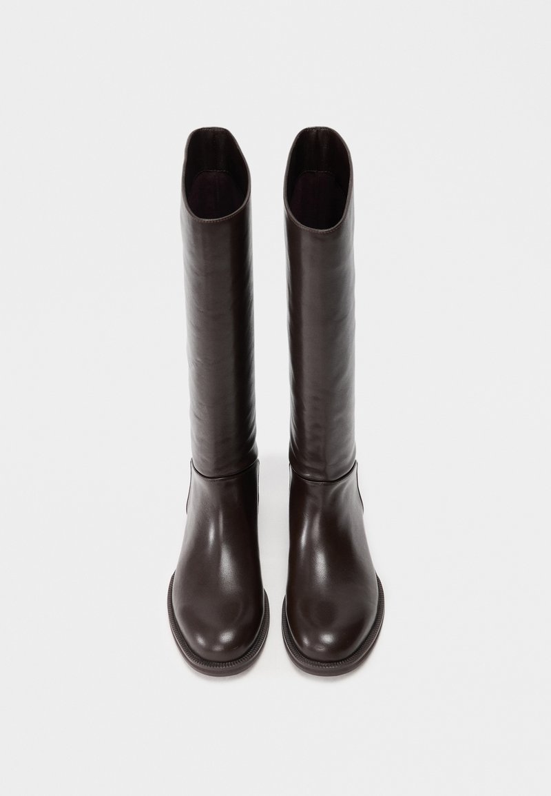 Braune Leder-Kniehohe Stiefel mit glatter Textur, abgerundeter Spitze und flexibler Öffnung. Minimalistisches Design ohne sichtbare Beschläge oder Akzente.