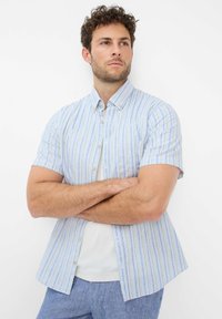 Korte mouwen overhemd met knopen in lichtblauw met witte strepen, gemaakt van stof met een gladde textuur, voorzien van een borstzak.