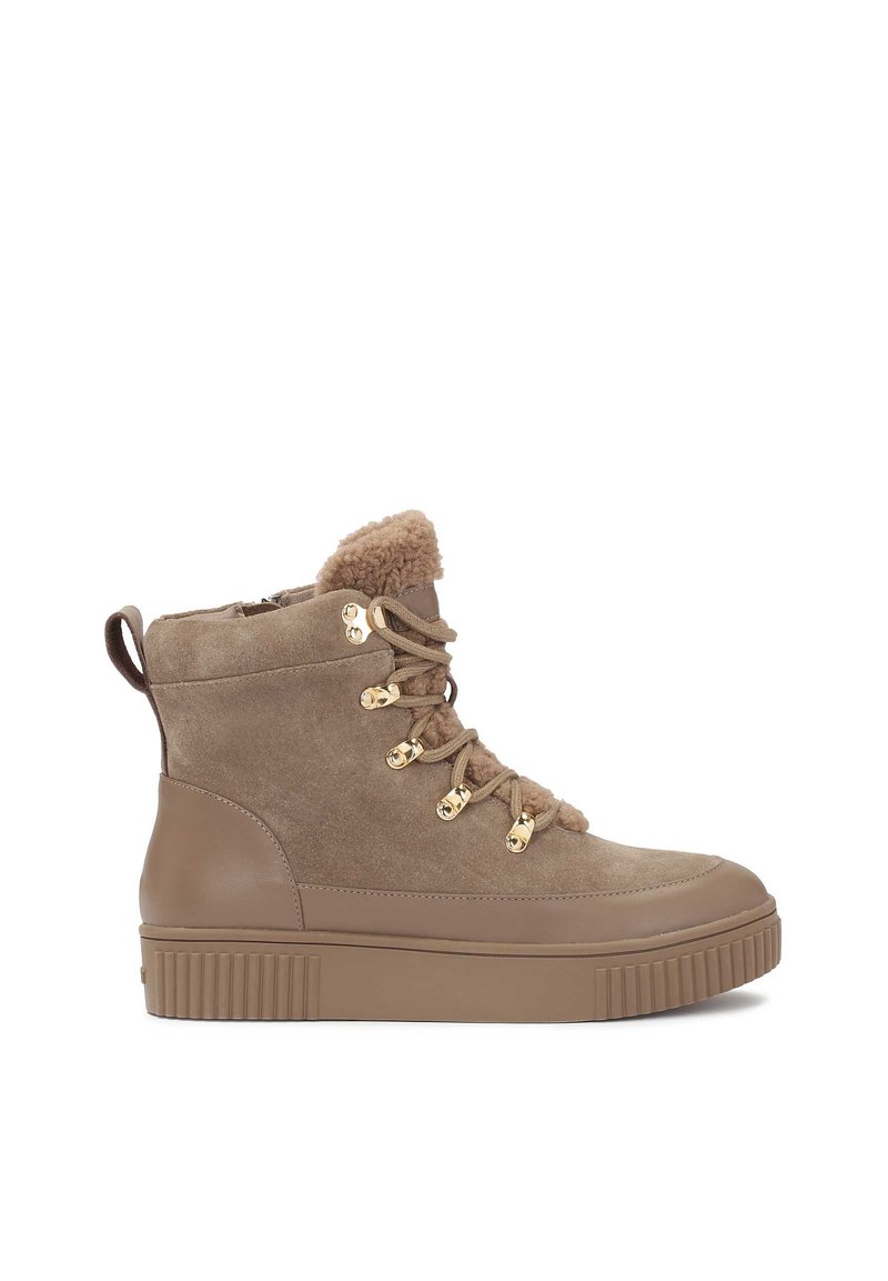Botine din suede maro, cu guler de blană, accesorii din aur și o talpă din cauciuc texturată. Design cu șireturi și suport căptușit pentru gleznă.