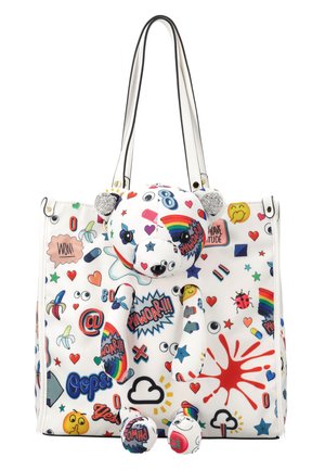 Geantă tote albă cu un ursuleț de pluș colorat atașat, acoperit cu curcubee, emoji-uri, inimi și text și simboluri în stil benzilor desenate.