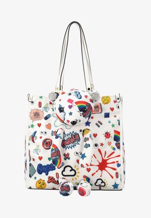 Biała torba typu tote z kolorowym pluszowym misiem przymocowanym, pokrytym tęczami, emotikonami, sercami oraz tekstem i symbolami w stylu komiksowym.