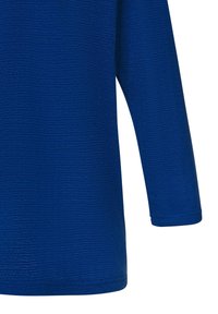 Blaues Langarmhemd aus strukturiertem Stoff mit Rundhalsausschnitt und schlichtem Design. Die Farbe ist ein tiefes, lebhaftes Blau.