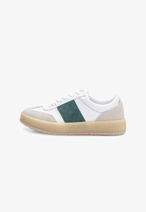 Sneaker bianco con striscia in suede verde, punta in suede grigia e suola in gomma beige. Presenta lacci classici e design a profilo basso.