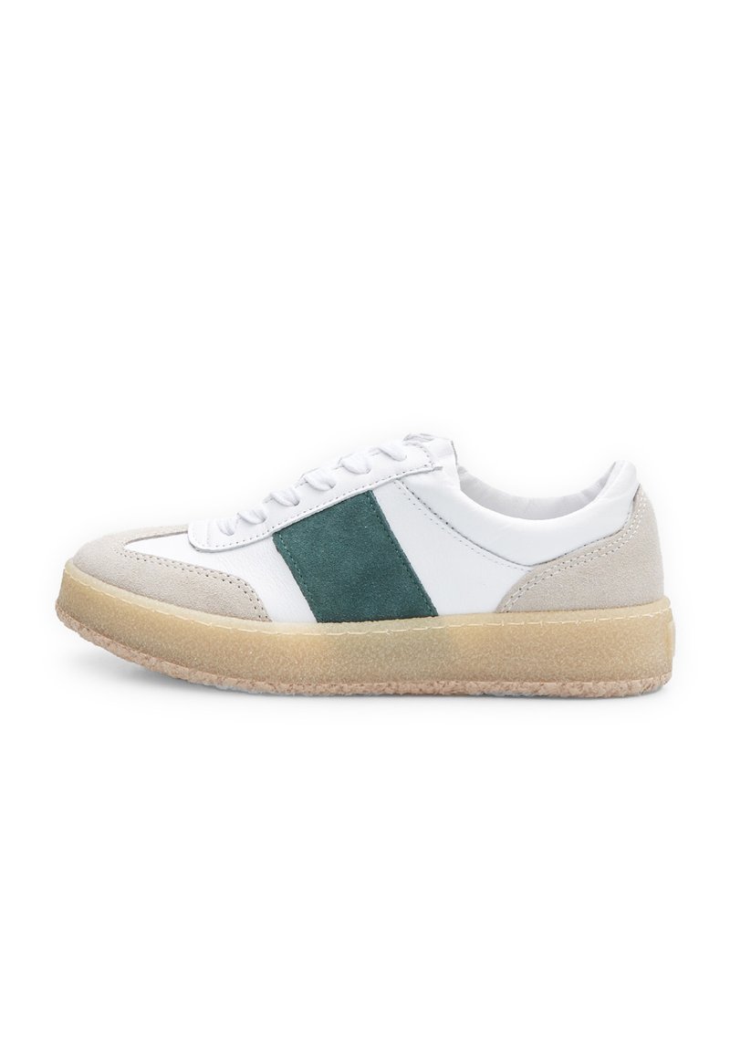 Sneaker bianco con striscia in suede verde, punta in suede grigia e suola in gomma beige. Presenta lacci classici e design a profilo basso.