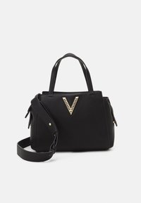 Svart texturerad handväska med två ovandelshandtag och en avtagbar axelrem, med en guldfärgad V-formad metalllogotyp på framsidan.