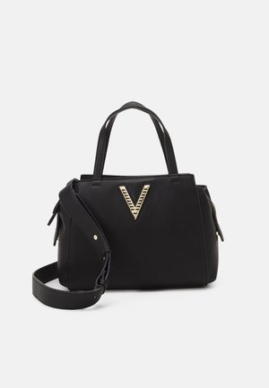 Černá texturovaná kabelka s dvěma horními rukojeťmi a odnímatelným ramenním popruhem, s pozlaceným kovovým logem ve tvaru V na přední straně.