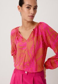 comma MIT ALL-OVER-PRINT - Bluse - pink