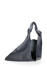 Sac cabas en cuir gris foncé, avec une forme triangulaire unique et des poignées nouées. Présente une texture douce et un design à sommet ouvert.