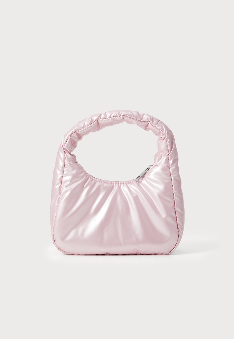 Sac à main rose rembourré avec un design arrondi, fabriqué à partir d'un matériau brillant. Dispose d'une poignée froncée et d'une fermeture éclair pour un accès sécurisé.
