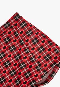 Tela de cuadros rojos con acentos en negro y blanco, que presenta pequeños patrones de corazones. Textura suave con un diseño vibrante y audaz.