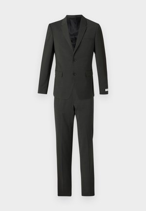 Uhlově šedý oblek se sakem na jeden řad s dvěma knoflíky, klopy s vypíchnutím a kalhotami s rovnými nohavicemi. Vyrobený z hladké texturované tkaniny.