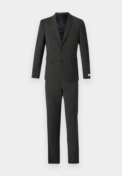 Κάρβουνο κοστούμι με σακάκι μονόπετο με δύο κουμπιά, πέτο με εγκοπές και παντελόνι με επίπεδη εμπρόσθια όψη. Κατασκευασμένο από ύφασμα με λεία υφή.