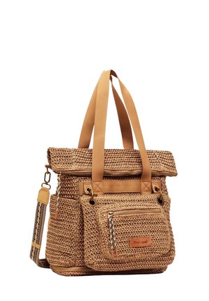 Sac cabas tissé couleur fauve avec poche zippée avant, poignées en tissu fauve et bandoulière ajustable, marqué d'une petite étiquette Desigual.