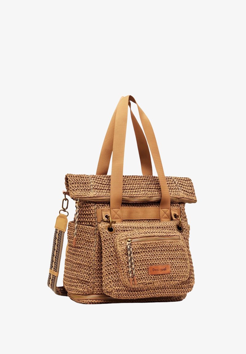 Sac cabas tissé couleur fauve avec poche zippée avant, poignées en tissu fauve et bandoulière ajustable, marqué d'une petite étiquette Desigual.