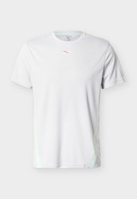 Λευκό κοντομάνικο αθλητικό T-shirt της Reebok με μικρό κόκκινο και λευκό λογότυπο στο στήθος και διακριτικές ανοιχτοπράσινες πλαϊνές λεπτομέρειες.